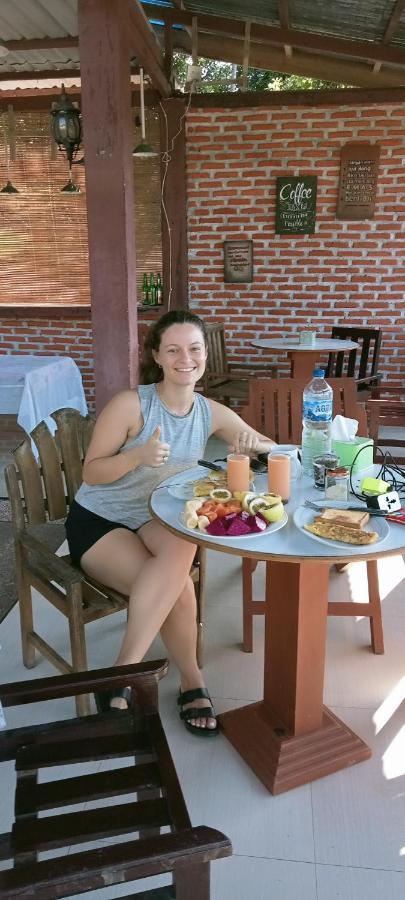 Moni Mahalika Hotel Kelimutu Bagian luar foto
