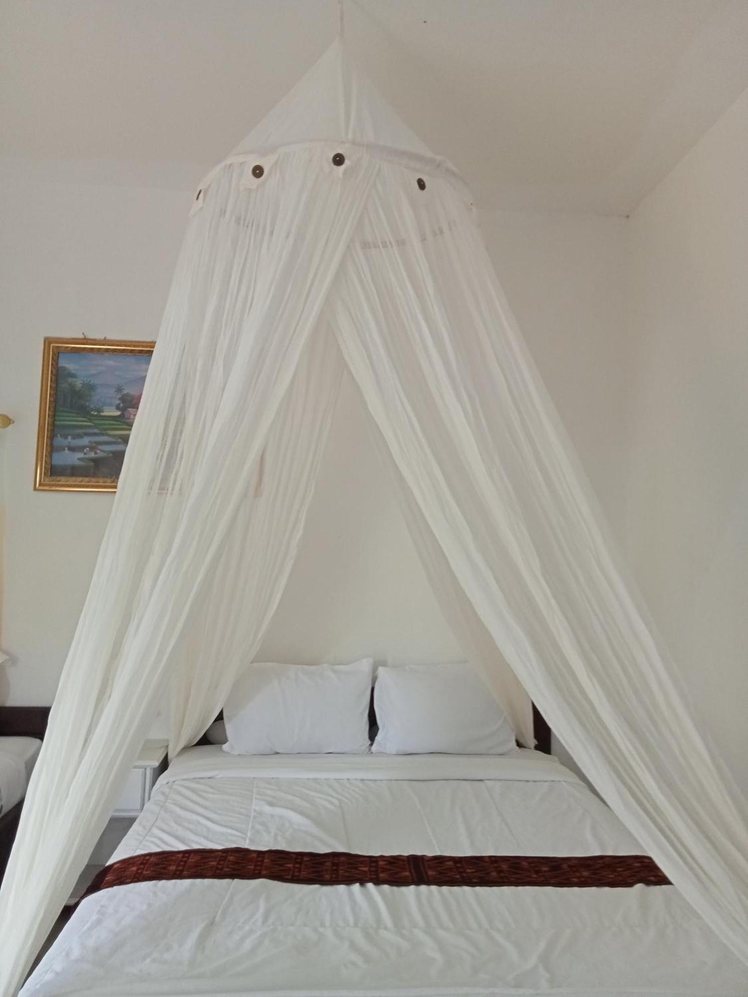 Moni Mahalika Hotel Kelimutu Bagian luar foto