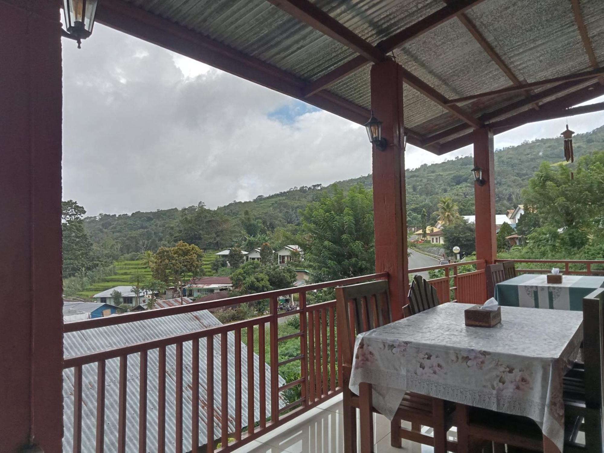 Moni Mahalika Hotel Kelimutu Bagian luar foto